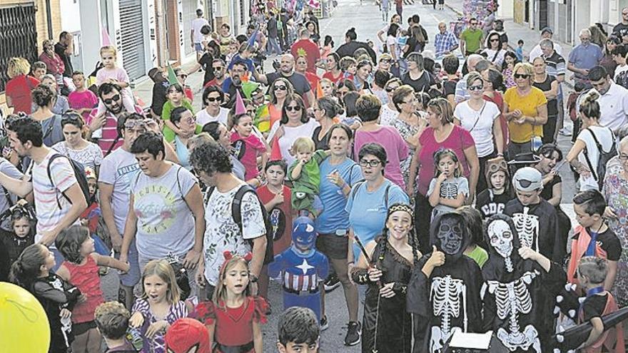 La cabalgata de disfraces inunda de originalidad las calles de Moncofa