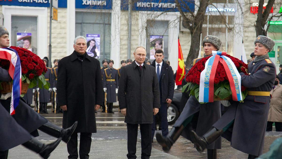 El presidente de Cuba, Miguel Díaz-Canel, junto al presidente ruso, Vladímir Putin, durante la inauguración de una estatua en honor a Fidel Castro, la semana pasada en Moscú.