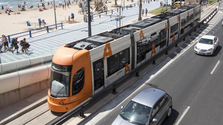 La Línea 5 del TRAM pasa frente al Postiguet, uniendo la Plaza del Mar con Playa de San Juan