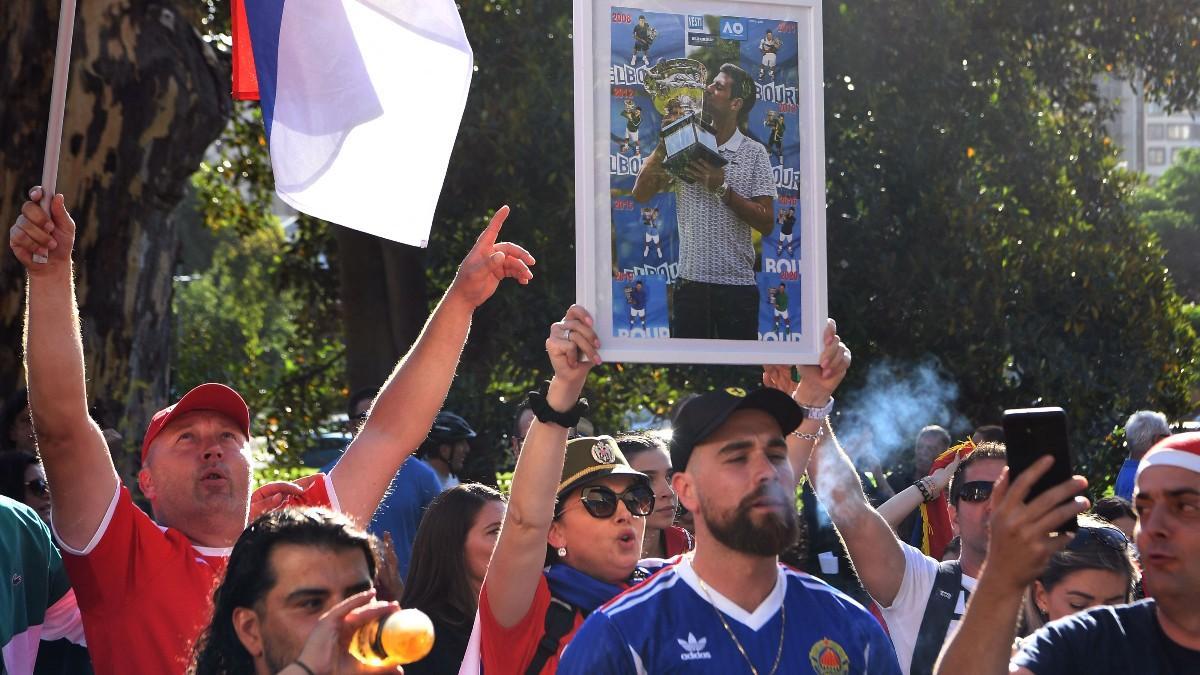 Manifestantes en favor de Novak Djokovic