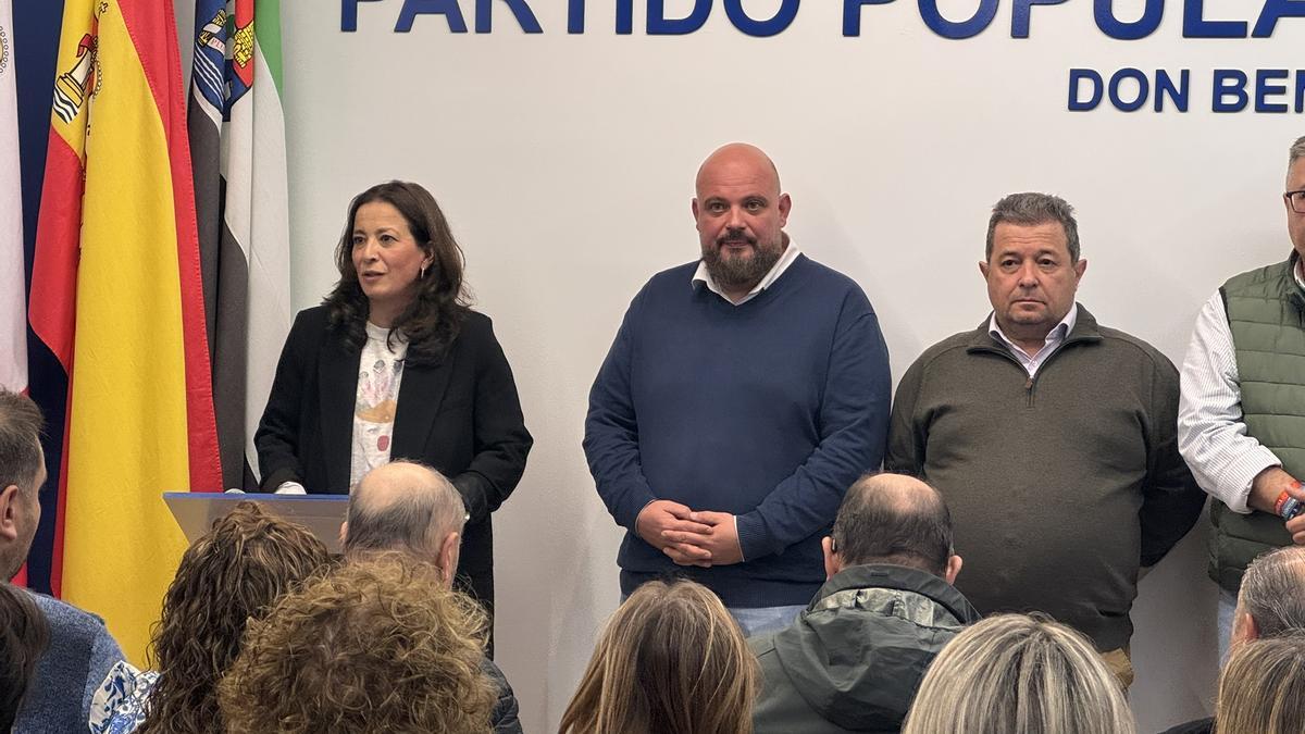 Reunión en la nueva sede del PP de Don Benito.