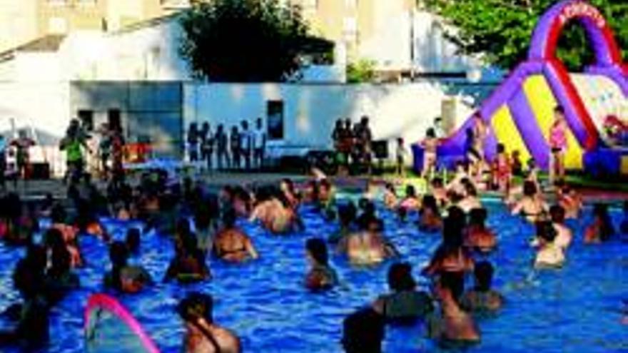 Achikitú celebrará este viernes en la piscina la fiesta del agua