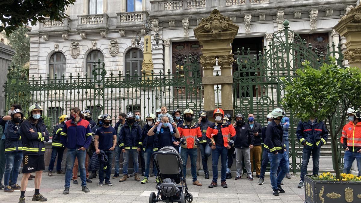 Los bomberos frente a la Junta General del Principado