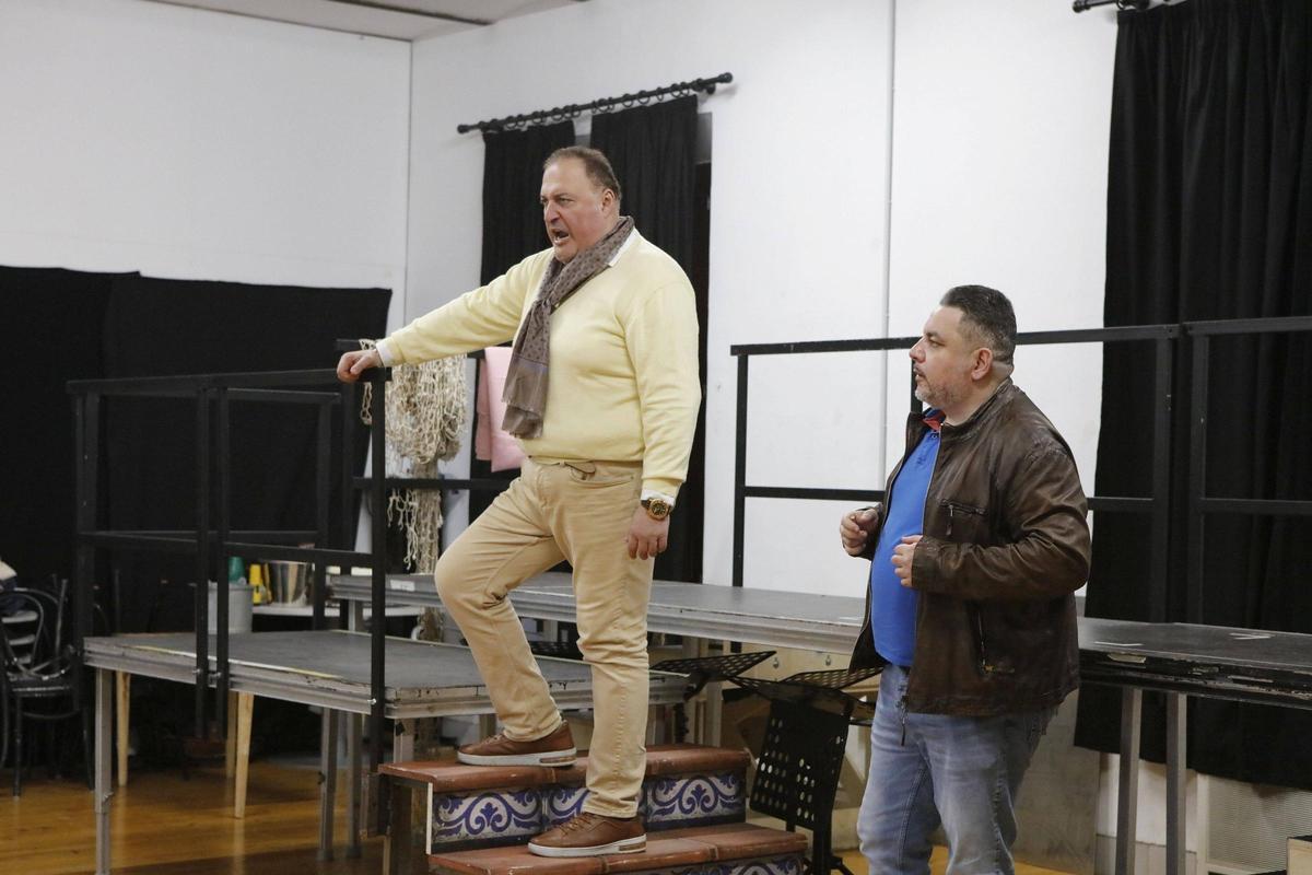 Der „fliegende Holländer“ (George Gagnidze, li.) und Daland (Vazgen Gazaryan).