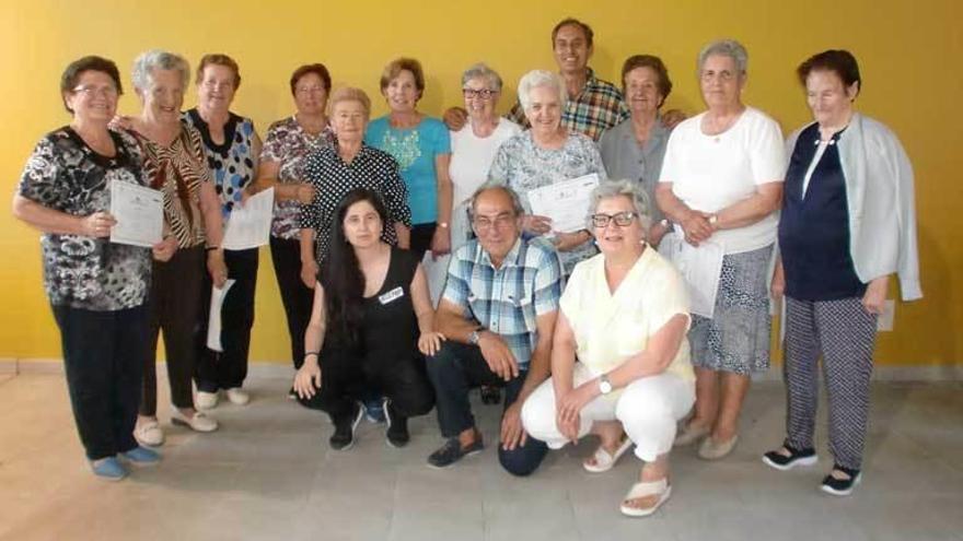 Los participantes en el taller, junto con monitores y autoridades.