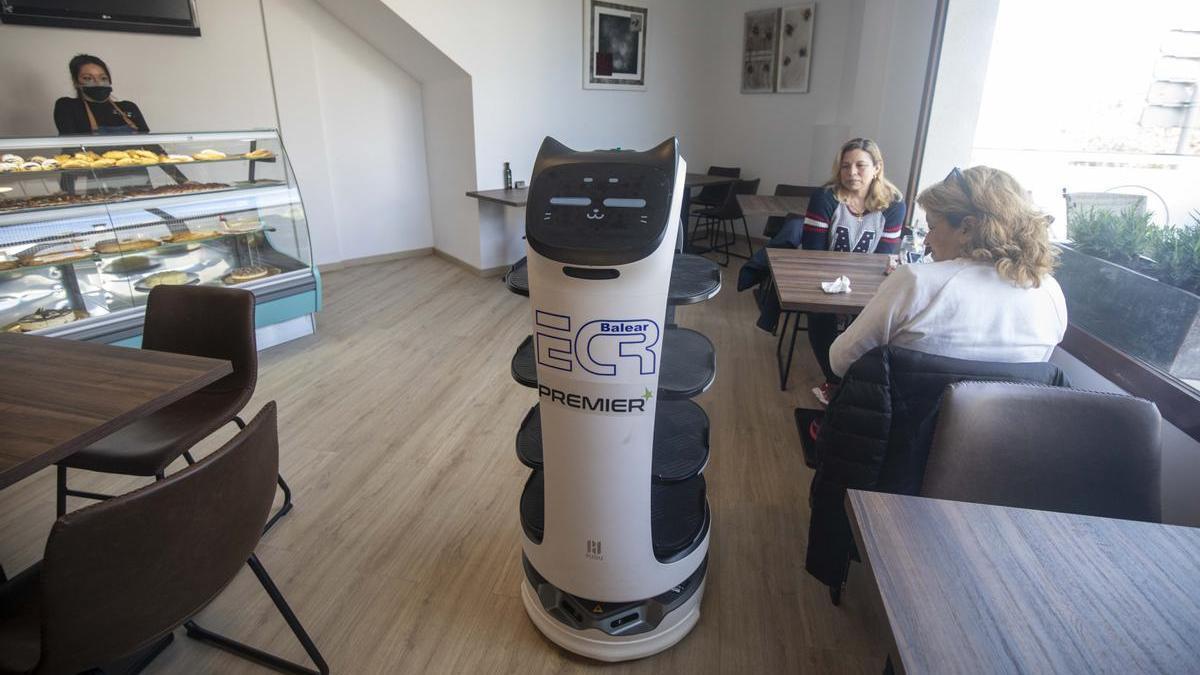 El robot camarero, hoy, durante un servicio en la cafetería en la que trabaja