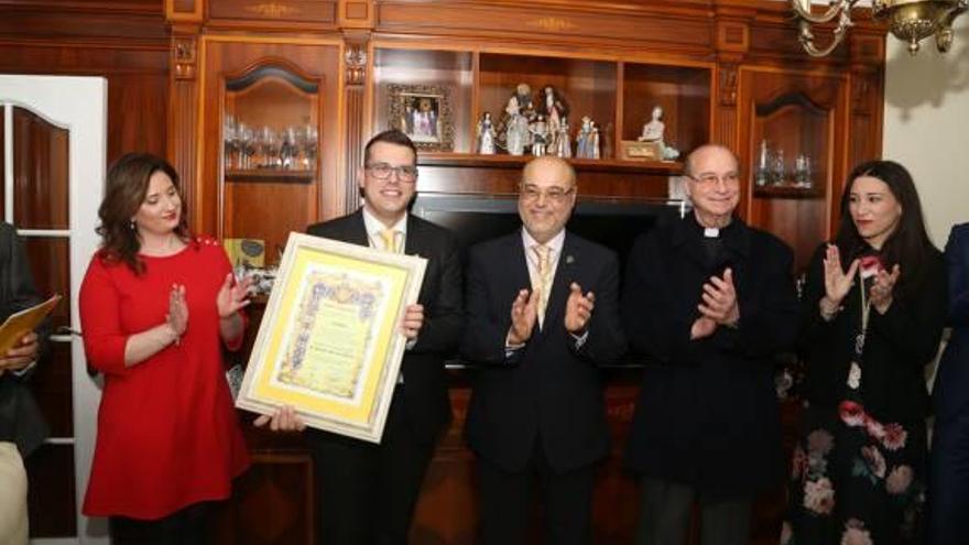 La Samaritana entrega los certificados a la abanderada y al porta-estandarte