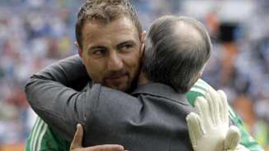 Dudek abraza a Florentino.