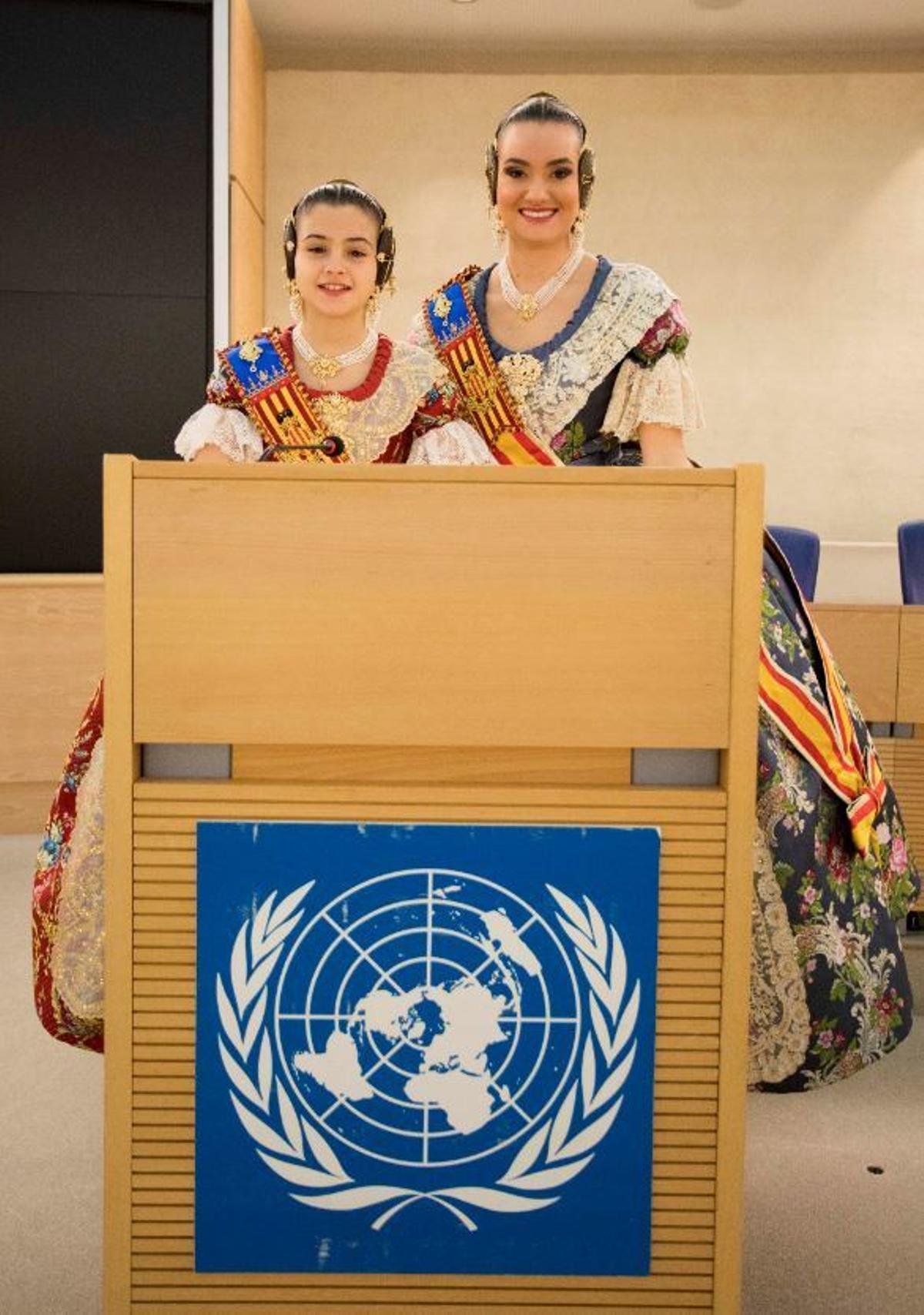 Las falleras mayores visitan Naciones Unidas con Levante-EMV para el Extra de Fallas 2020