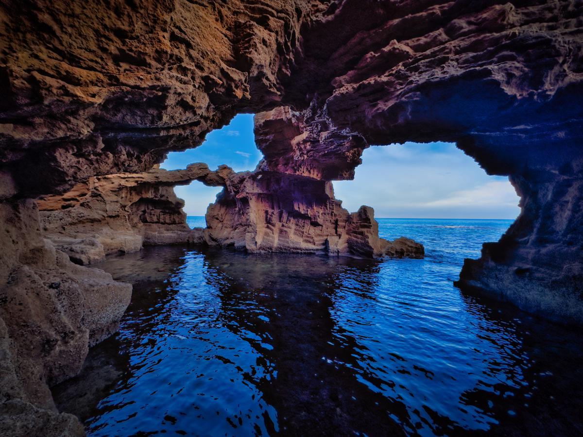 Cueva "Cova Tallada" en la ruta de senderismo en Denia, Las Rotas en la Costa Blanca
