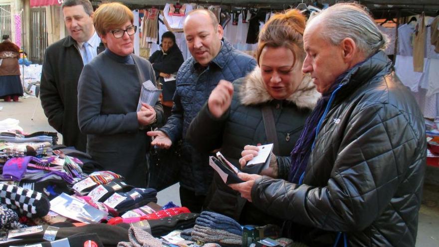 Julia Pozo, José María Barrios y Dionisio García Carnero en el mercadillo de Fermoselle.