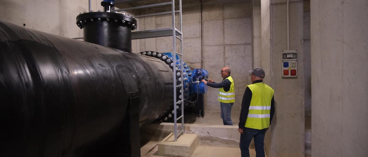 La conducción de la balsa La Cuesta de Villena que distribuye las aguas del Júcar por la provincia de Alicante.