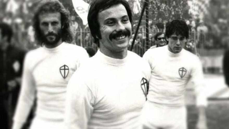 Nello Saltutti, en el centro de la imagen, con la camiseta del Sampdoria.