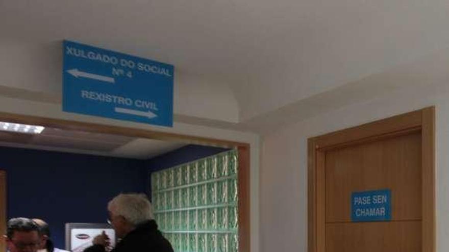 Un grupo de personas, a las puertas del registro civil . // Jesús Regal