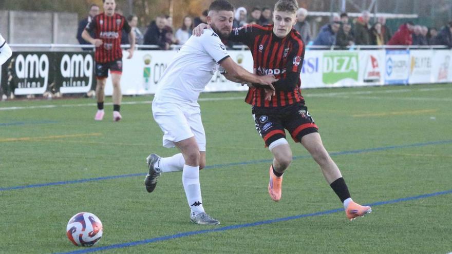 Vilariño presiona a un defensa del Dumbría. |  Bernabé/Ángel Abeledo