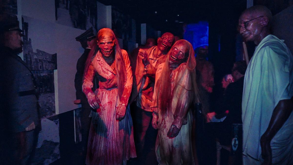 Una horda de zombis deambula por el Museo de Cera en penumbra.