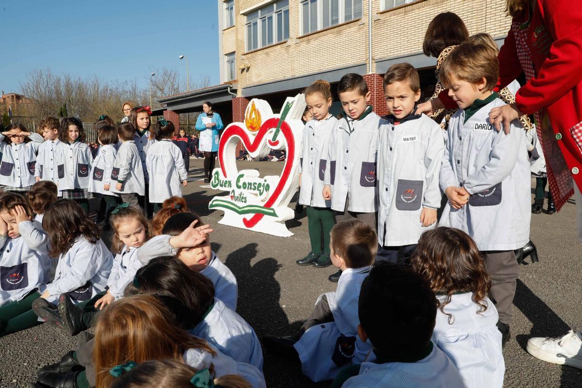 Niños en el patio del colegio Nuestra Señora del Buen Consejo (El Pozón).