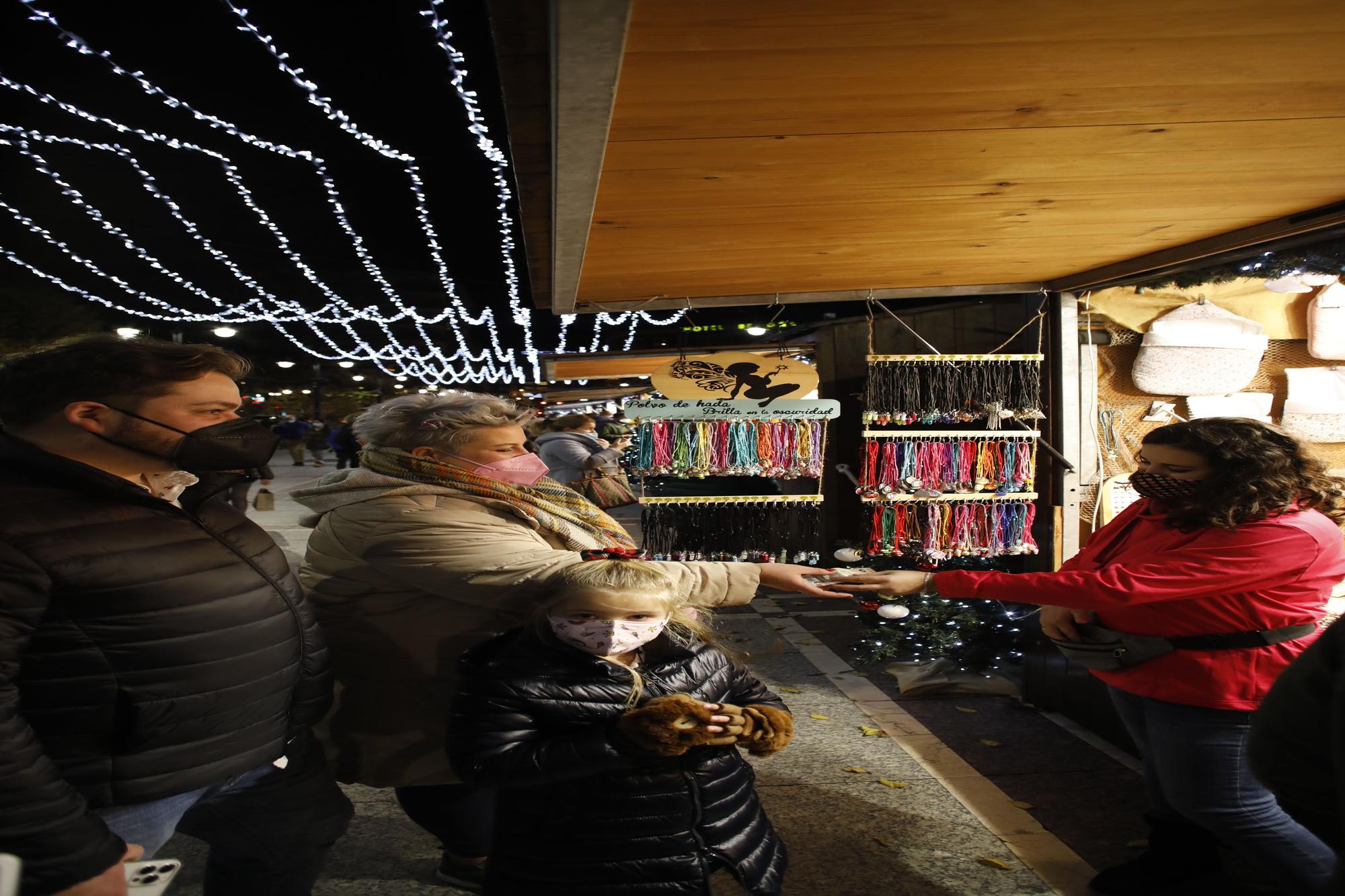 El mercadillo de Navidad abre sus puertas en el paseo de Begoña pese al covid