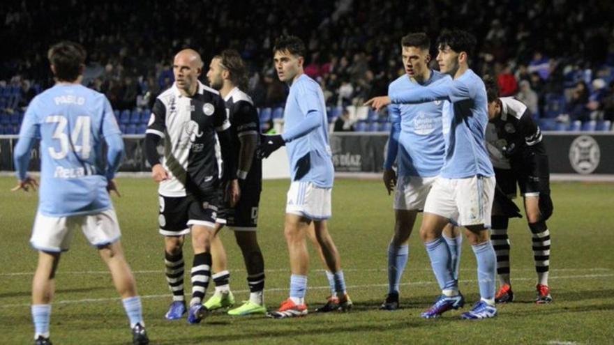 Los jugadores del Celta defienden una jugada a balón parado durante el choque disputado anoche en el Municipal Reina Sofía. |  // UNIONISTAS