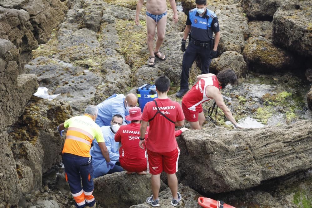 Rescatan a una mujer que se precipitó a las rocas de la playa de San Lorenzo en Gijón.