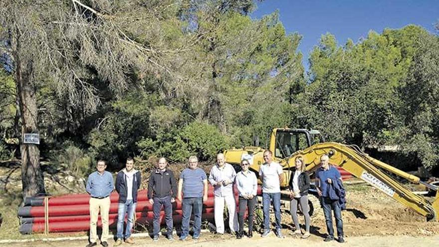 Un grupo de propietarios de la urbanización de Son Puig, ayer junto al solar donde se instalará una de las 14 torres previstas.