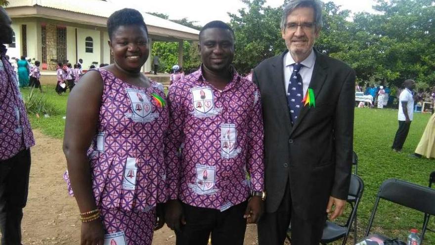 Mella con compañeros de la Escuela de Administración de Empresas de la universidad de Kumasi. // FdV