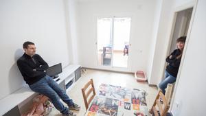 David Toro y Sandra Vigueras, en su nuevo piso, en Granollers.