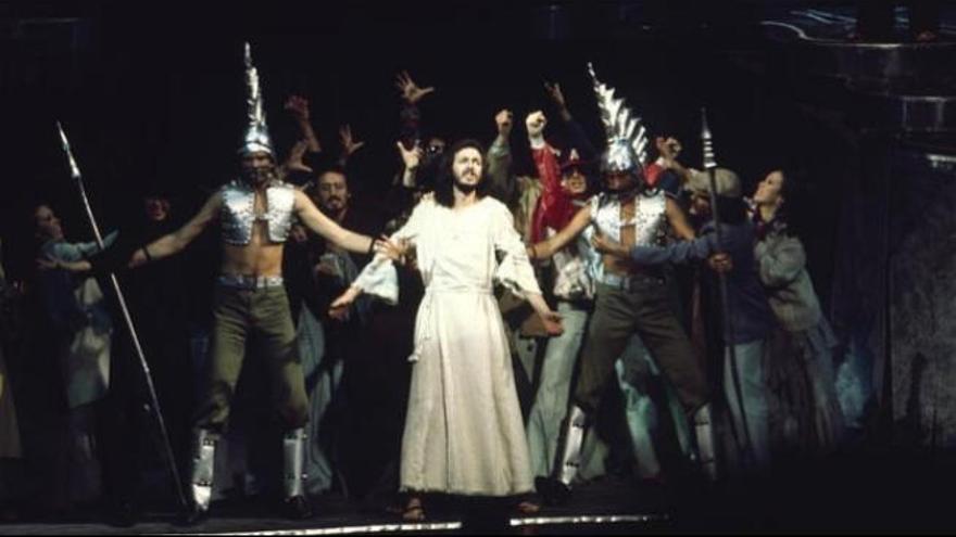Escena del musical Jesucristo Superstar en el teatro Alcalá Palace de Madrid en 1975, con Camilo Sesto en el papel de Jesús.