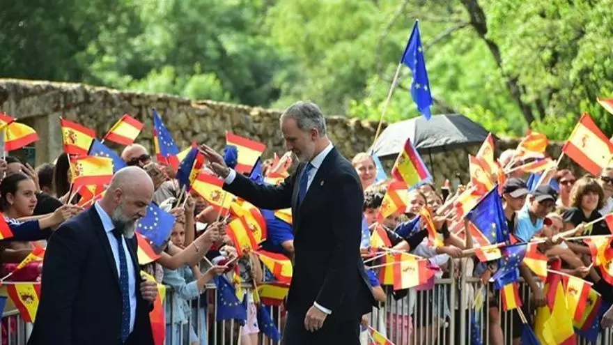 Video | Felipe VI, recibido entre vítores en el Monasterio de Yuste