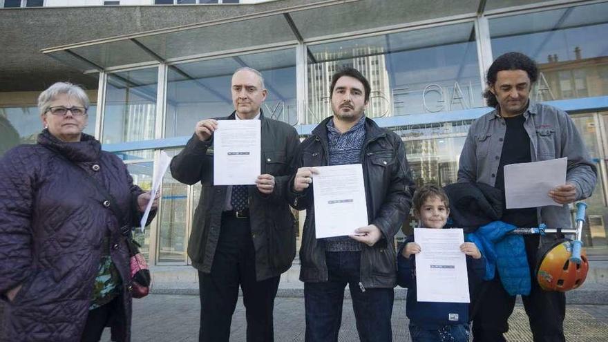 Padres de alumnos del Ramón de la Sagra, ayer con un escrito ante el edificio de la Xunta.