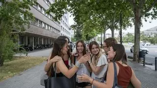 "Saldré de fiesta hoy, el finde y toda la semana que viene sin parar": los alumnos celebran el fin de la selectividad