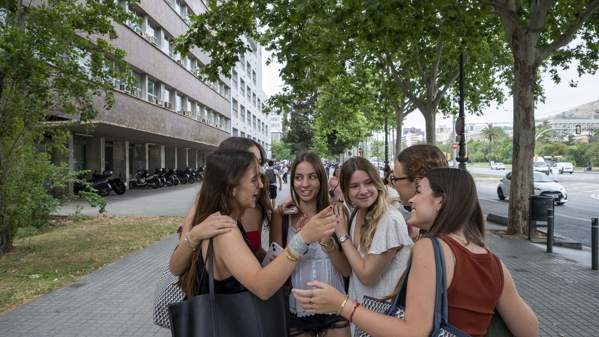 Irene, Carla, Naia, Jana, Mar y Maria frente a la Facultad de Químicas antes de afrontar su último examen de selectividad.