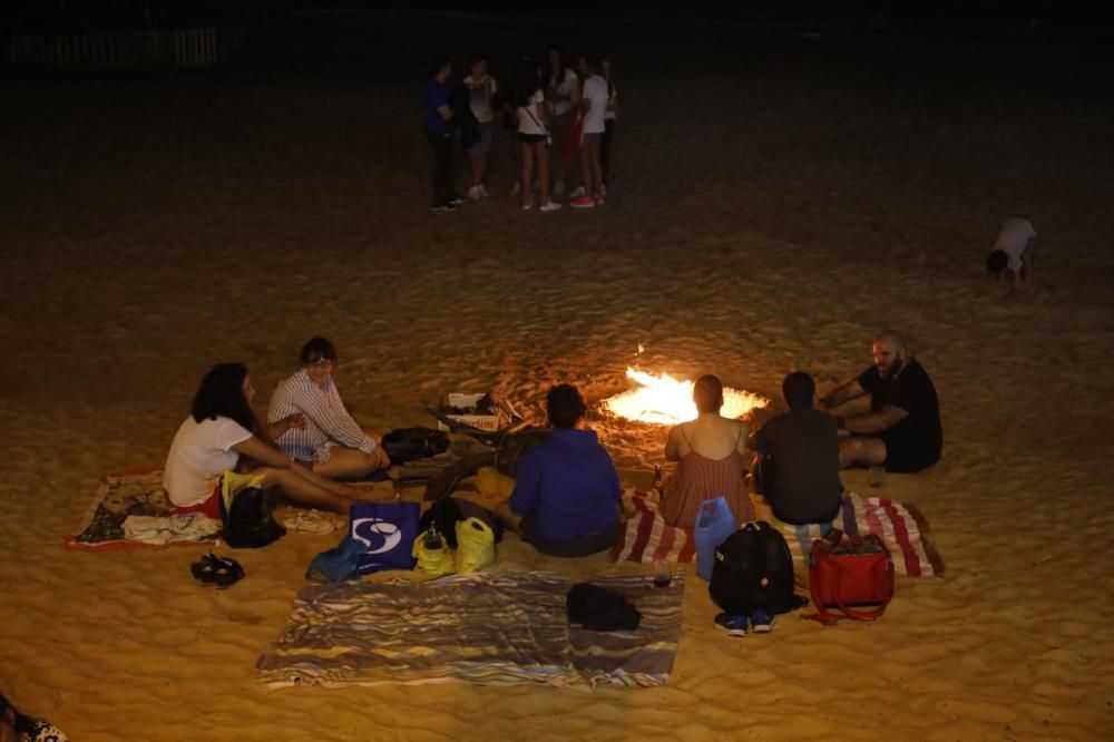 Cientos de personas acuden un año más al arenal de Nigrán para celebrar el inicio del verano entre fuego y diversión.