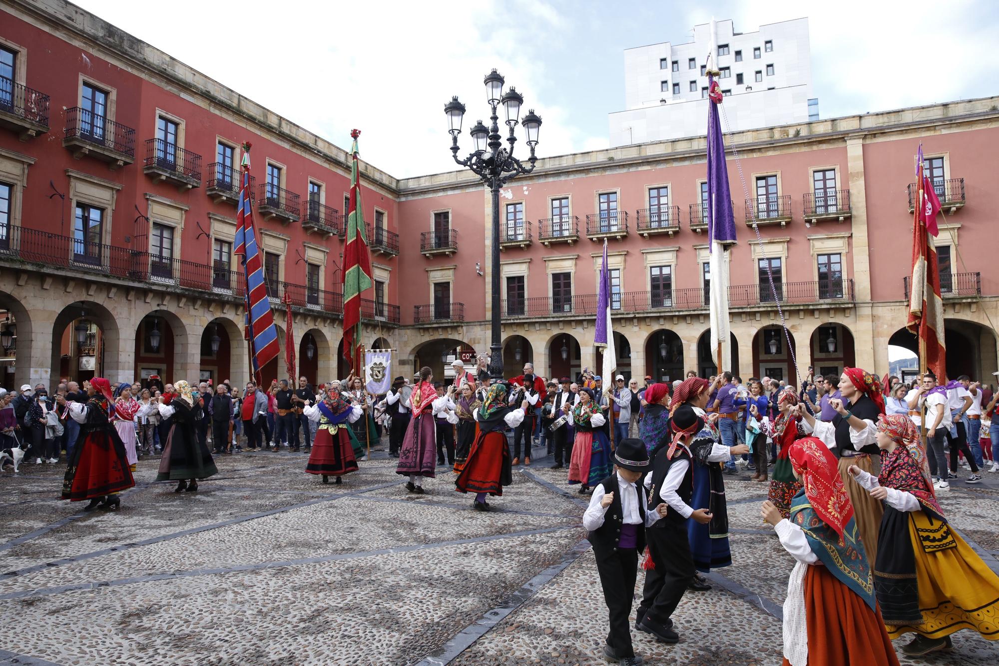 En imágenes: Gijón celebra el Día de León con bailes y el desfile de pendones