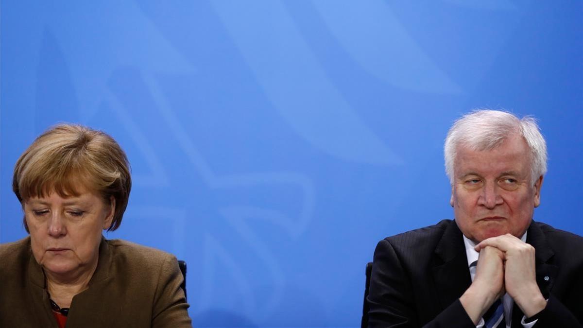 La cancillera Merkel y el ministro de Interior, en una imagen de archivo.