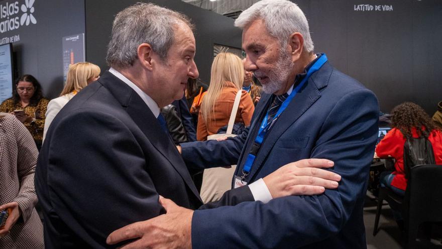 El alcalde de Adeje, José Miguel Rodríguez Fraga (derecha), saluda en Fitur al ministro de Turismo, Jordi Hereu.