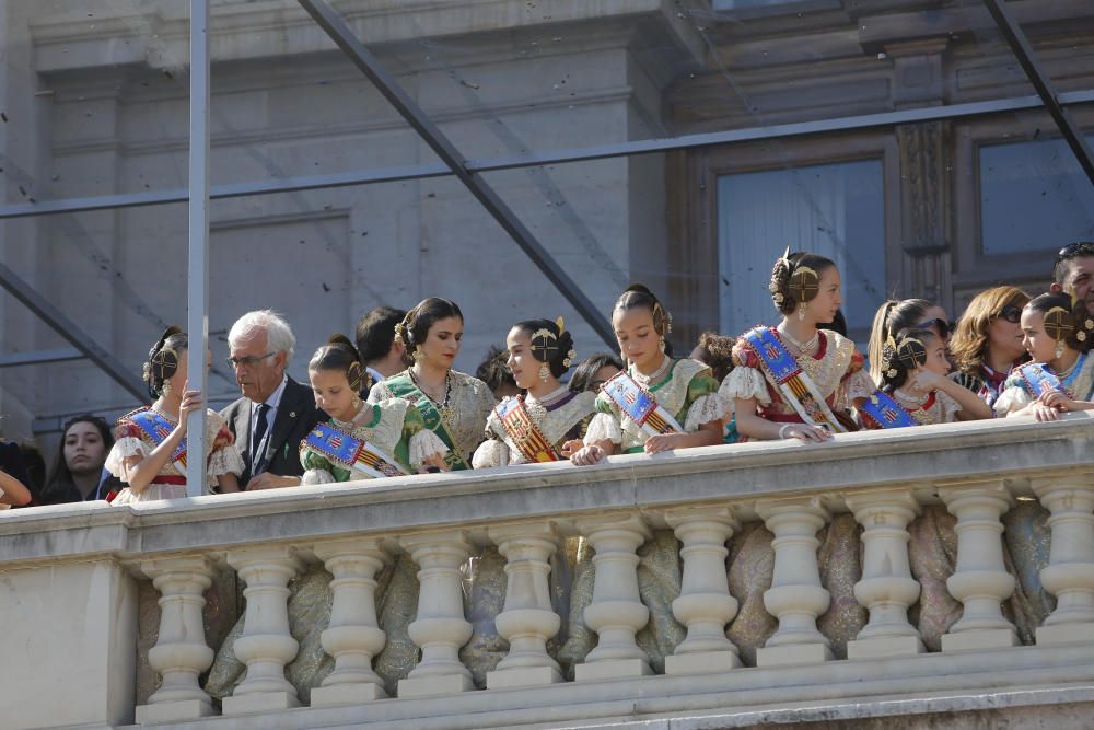 El balcón resultaba raro en esta ocasión. Estaba la reina de las fiestas de Castelló con Sara y la corte infantil...
