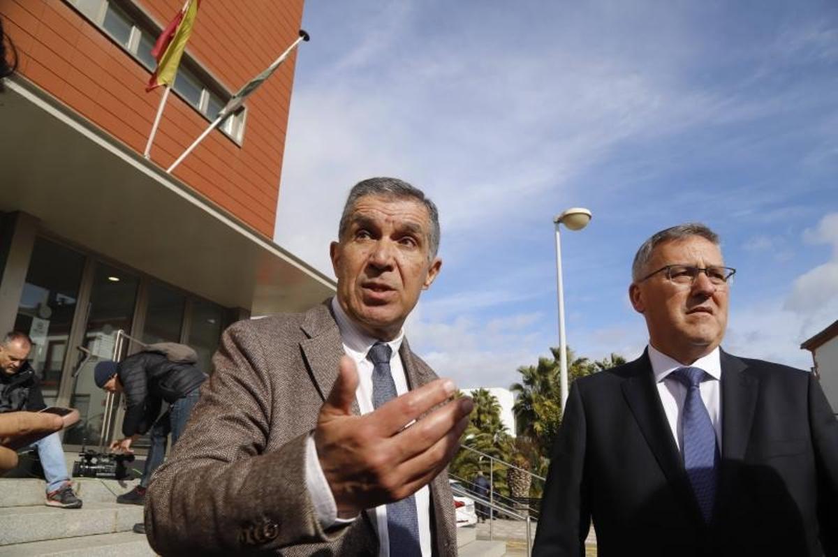 Lorenzo del Río atiende a los medios de comunicación tras el accidente en Adamuz.