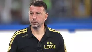 El entrenador del Lecce da un cabezazo a un futbolista del Hellas Verona tras el partido