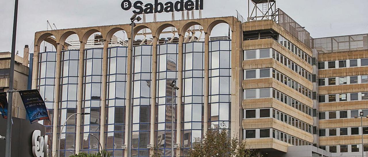 La sede de Banco Sabadell en Alicante. | HÉCTOR FUENTES