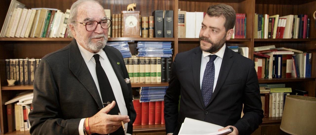 Pedro García-Valcárcel y Miguel Cáceres en su despacho de abogados de Murcia.