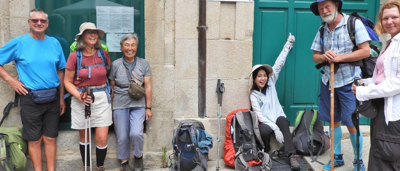 El grupo de seis peregrinos de Francia, Alemania, Corea, Taiwán, Eslovenia y Polonia en Ourense.   | // F. C.