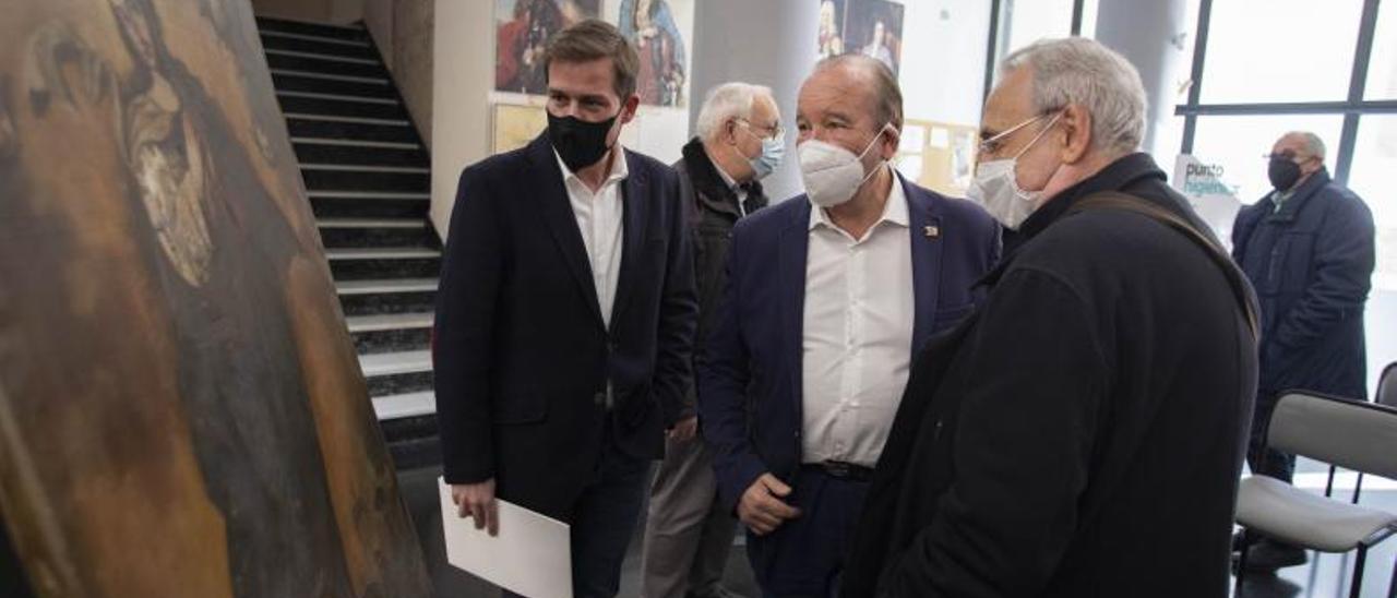 El alcalde de Xàtiva observa el lienzo junto a Francisco Pallás y Mariano González Baldoví.  | PERALES IBORRA