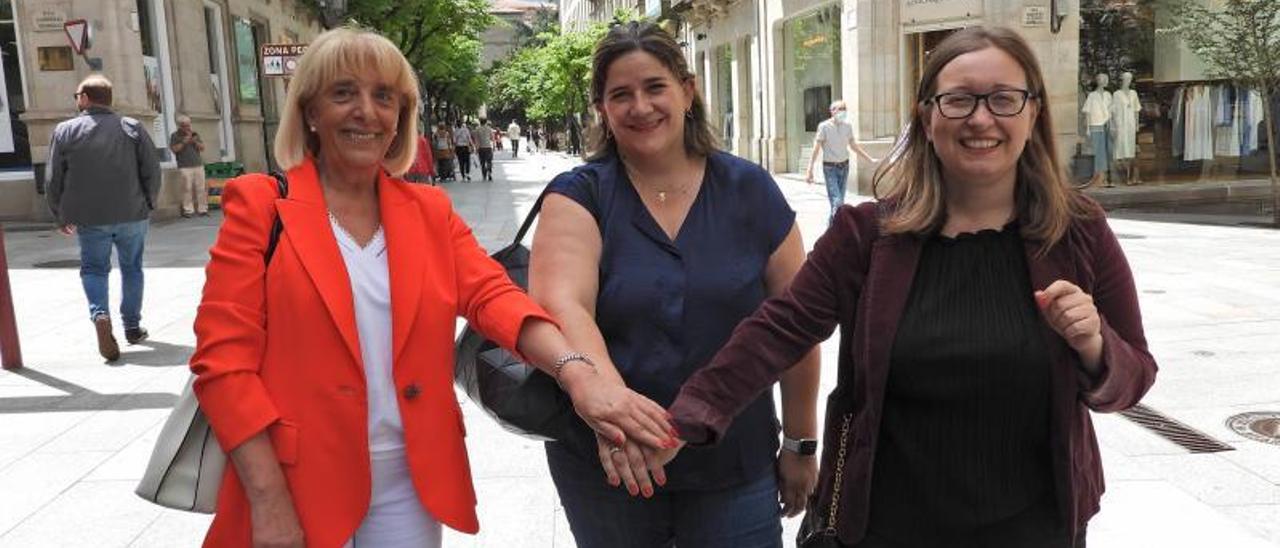 Marisol Nóvoa, Pilar Garzón y Carmen Sampayo, caminando en la calle Paseo en la ciudad de Ourense.   | // FERNANDO CASANOVA