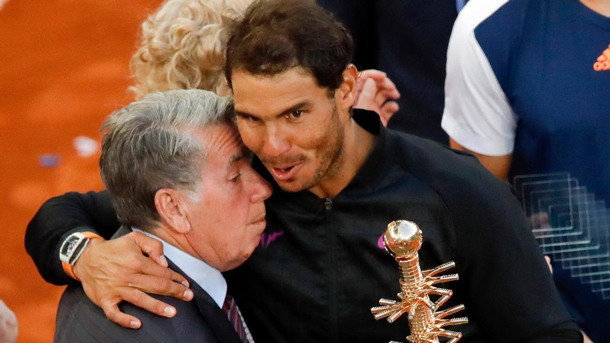 Rafa Nadal, con Manolo Santana en una imagen de archivo.