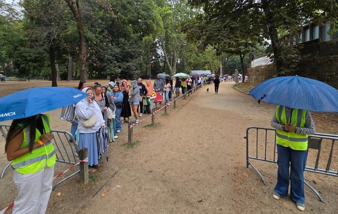 Concierto de Viva Suecia: la lluvia no desanima a los fans, que guardan cola en Castrelos