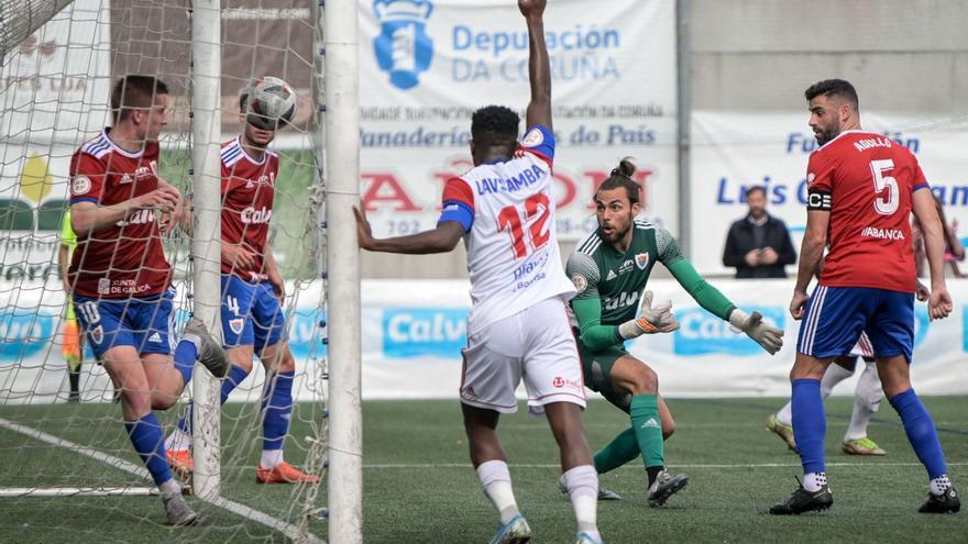 Marcos Remeseiro saca el balón bajo los palos, con el azulgrana Lavsamba reclamando gol. | Área 11