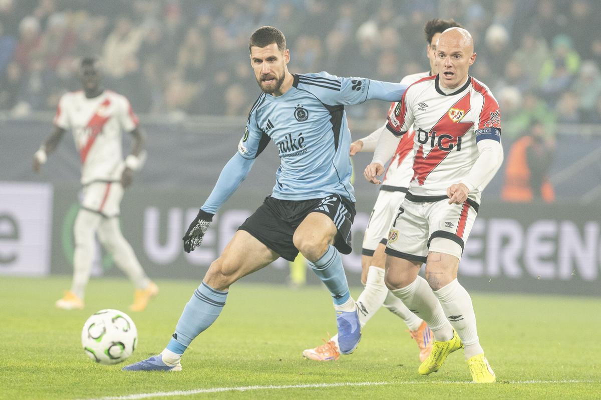 Una acción del Slovan Bratislava - Rayo Vallecano.