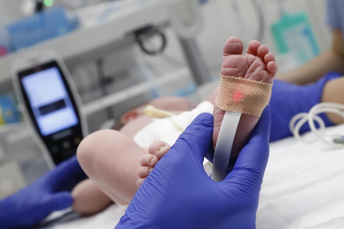 Prueba del talón a un neonato del hospital San Juan de Dios de Córdoba, en imagen de archivo