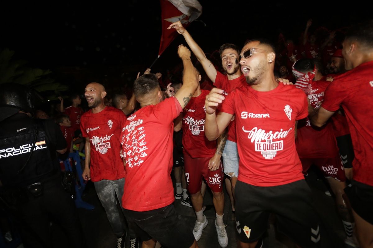 La Circular se llena para celebrar el ascenso del Real Murcia